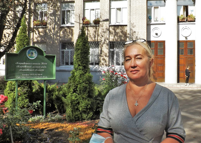 Лише на вулиці Оксана Бугакова зняла маску і, дотримуючись соціальної відстані, продовжила інтерв’ю. Фото автора